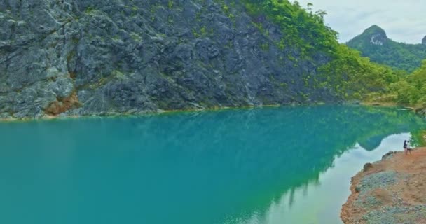Hava Manzarası Güzel Zümrüt Yeşili Gölette Mavi Gökyüzünün Yansıması Eski — Stok video