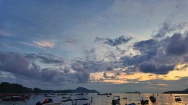 Günbegün dramatik gökyüzü ve renkli bulutlar Karon sahilinde inanılmaz bir gün batımı. .Gradyan rengarenk gökyüzü parlak günbatımı arkaplanında gün batımı renkli ışık ışınları gradyan renk.
