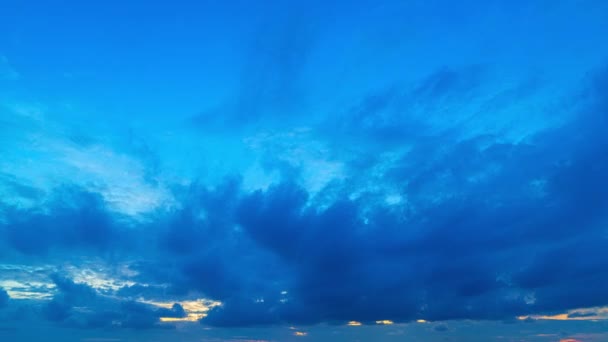 Tempo Lapso Deslumbrante Nuvens Flutuar Acima Mar Como Sol Põe — Vídeo de Stock