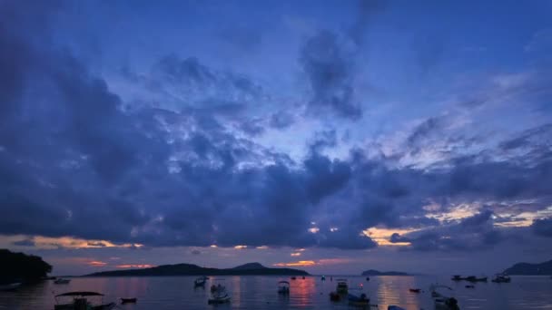 カロンのビーチで日没するカラフルな雲の風景と夜の劇的な空 明るい日没背景のグラデーションカラフルな空 カラフルな光線グラデーションカラーのサンセット — ストック動画