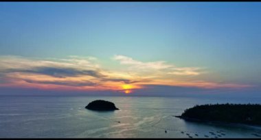 .Adaların üzerinde muhteşem bir günbatımı. .Pu adası, Phuket 'te Kata plajı ile Karon plajı arasında yer alır...