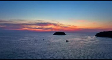 .Adaların üzerinde muhteşem bir günbatımı. .Pu adası, Phuket 'te Kata plajı ile Karon plajı arasında yer alır...