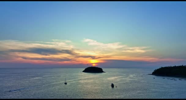 Oszałamiający Zachód Słońca Nad Wyspami Wyspa Jest Środku Między Plażą — Wideo stockowe