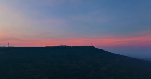 Воздушный Вид Красивый Восход Солнца Над Ветряными Турбинами Пейзажи Розовое — стоковое видео
