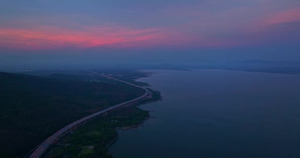 Luchtfoto Licht Super Snelweg Langs Lam Takhong Dam Bij Schemering — Stockvideo