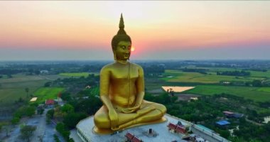 .Muang Ang Tayland 'daki dünyanın en büyük Buda heykeli. Gün batımında Tayland 'da Budizm' in simgesi 4K Nature videosu ibadet ve seyahat konsepti için yüksek kaliteli görüntüler..