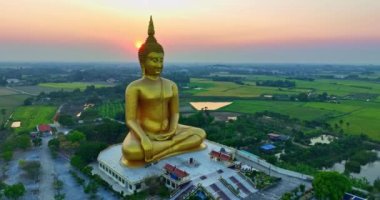 .Muang Ang Tayland 'daki dünyanın en büyük Buda heykeli. Gün batımında Tayland 'da Budizm' in simgesi 4K Nature videosu ibadet ve seyahat konsepti için yüksek kaliteli görüntüler..