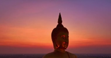 .Muang Ang Tayland 'daki dünyanın en büyük Buda heykeli. Gün batımında Tayland 'da Budizm' in simgesi 4K Nature videosu ibadet ve seyahat konsepti için yüksek kaliteli görüntüler..