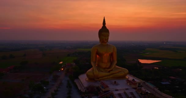 Dünyanın Büyük Buda Heykelinin Alacakaranlıkta Kırmızı Gökyüzü Kırmızı Atmosfer Arkaplanı — Stok video