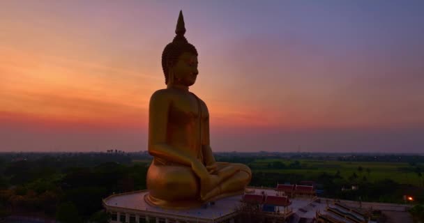 Vista Aérea Paisaje Cielo Rojo Crepúsculo Estatua Buda Más Grande — Vídeos de Stock