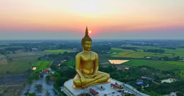 空中ビュー太陽は タイの仏教のランドマークで日没で最大の金仏の頭の上にありました ビデオ4K自然ビデオ崇拝と旅行のコンセプトのための高品質の映像 — ストック動画