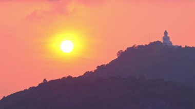 .Phuket 'in üzerinde bulutlar esiyor Büyük Buda' nın tatlı günbatımında Phuket Büyük Buda Phuket 'in 360 derecelik manzarasının ünlü simgesidir. Günbatımının tatlı gökyüzü.