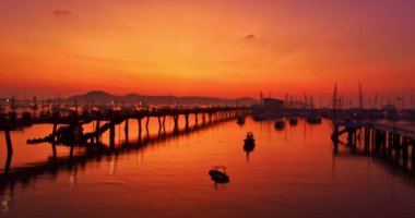 Chalong İskelesi 'nin üzerinde gün doğumunda gökyüzü kırmızı... 4K Vdo of Majestic Sunrise peyzajı... doğanın inanılmaz ışığı dağ sırasının üstünde gökyüzü bulutları. .doğa bulutları dağ sırasının üstünde..