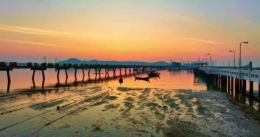 Chalong rıhtımının üzerinde sarı gün doğumu manzarası... 4K Majestic gündoğumu manzarası... dağın tepesindeki bulutlu gökyüzü doğanın inanılmaz ışığı. - Evet. Chalong marina körfezinde tekne yatı..