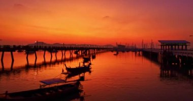 Chalong İskelesi 'nin üzerinde gün doğumunda gökyüzü kırmızı... 4K Vdo of Majestic Sunrise peyzajı... doğanın inanılmaz ışığı dağ sırasının üstünde gökyüzü bulutları. .doğa bulutları dağ sırasının üstünde..