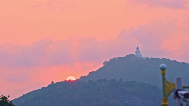 云彩在甜蜜的夕阳中吹拂着普吉大佛普吉大佛是著名的地标在普吉大佛的视点上360度 夕阳西下的晴朗天空 — 图库视频影像