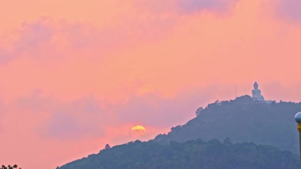 Wolke Weht Über Dem Phuket Big Buddha Süßen Sonnenuntergang Phuket — Stockvideo