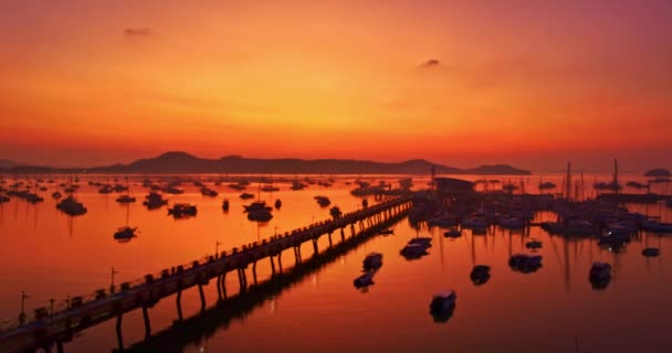 Letecký Pohled Červená Obloha Při Východu Slunce Nad Chalong Molo — Stock video