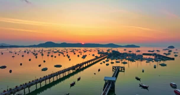 Luftaufnahme Gelber Sonnenaufgang Über Chalong Pier Vdo Majestic Sonnenaufgang Landschaft — Stockvideo