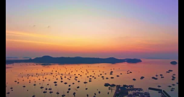 Воздушный Вид Желтый Восход Солнца Над Пирсом Чалонг Vdo Величественного — стоковое видео
