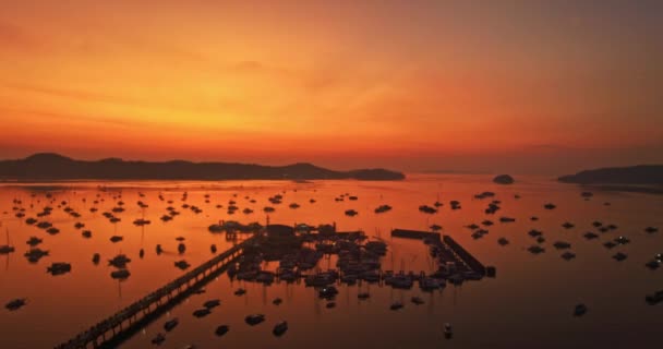 Воздушный Вид Красного Неба Восходе Солнца Над Пирсом Чалонг Vdo — стоковое видео