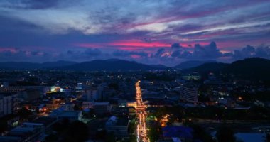 ..Hava manzarası gece Talang caddesinde ışıklar parlıyordu plaj şehri boyunca parlak renkler alacakaranlıkta güzel bir gökyüzü..