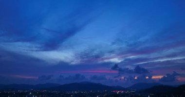 ..Hava manzarası gece Talang caddesinde ışıklar parlıyordu plaj şehri boyunca parlak renkler alacakaranlıkta güzel bir gökyüzü..