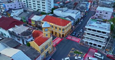 .Phuket, Tayland-Nisan 19.2023 'te Phuket' in en popüler tarihi yapısının havadan görünüşü saat kulesi Charter kavşağındaki klasik ve güzel mimari. Phuket 'te popüler bir yer..