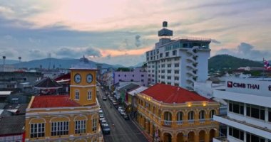 .Phuket, Tayland-Nisan 19.2023 'te Phuket' in en popüler tarihi yapısının havadan görünüşü saat kulesi Charter kavşağındaki klasik ve güzel mimari. Phuket 'te popüler bir yer..