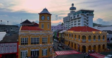 .Phuket, Tayland-Nisan 19.2023 'te Phuket' in en popüler tarihi yapısının havadan görünüşü saat kulesi Charter kavşağındaki klasik ve güzel mimari. Phuket 'te popüler bir yer..