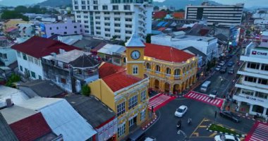 .Phuket, Tayland-Nisan 19.2023 'te Phuket' in en popüler tarihi yapısının havadan görünüşü saat kulesi Charter kavşağındaki klasik ve güzel mimari. Phuket 'te popüler bir yer..