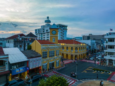 .Phuket, Tayland-Nisan 19.2023 'te Phuket' in en popüler tarihi yapısının havadan görünüşü saat kulesi Charter kavşağındaki klasik ve güzel mimari. Phuket 'te popüler bir yer..