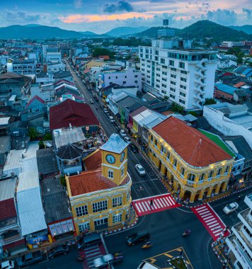 .Phuket, Tayland-Nisan 19.2023 'te Phuket' in en popüler tarihi yapısının havadan görünüşü saat kulesi Charter kavşağındaki klasik ve güzel mimari. Phuket 'te popüler bir yer..