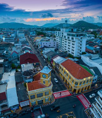 .Phuket, Tayland-Nisan 19.2023 'te Phuket' in en popüler tarihi yapısının havadan görünüşü saat kulesi Charter kavşağındaki klasik ve güzel mimari. Phuket 'te popüler bir yer..