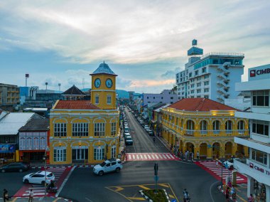 .Phuket, Tayland-Nisan 19.2023 'te Phuket' in en popüler tarihi yapısının havadan görünüşü saat kulesi Charter kavşağındaki klasik ve güzel mimari. Phuket 'te popüler bir yer..