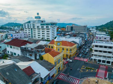 .Phuket, Tayland-Nisan 19.2023 'te Phuket' in en popüler tarihi yapısının havadan görünüşü saat kulesi Charter kavşağındaki klasik ve güzel mimari. Phuket 'te popüler bir yer..
