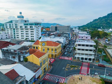 .Phuket, Tayland-Nisan 19.2023 'te Phuket' in en popüler tarihi yapısının havadan görünüşü saat kulesi Charter kavşağındaki klasik ve güzel mimari. Phuket 'te popüler bir yer..