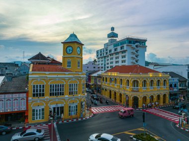 .Phuket, Tayland-Nisan 19.2023 'te Phuket' in en popüler tarihi yapısının havadan görünüşü saat kulesi Charter kavşağındaki klasik ve güzel mimari. Phuket 'te popüler bir yer..