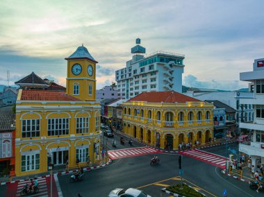 .Phuket, Tayland-Nisan 19.2023 'te Phuket' in en popüler tarihi yapısının havadan görünüşü saat kulesi Charter kavşağındaki klasik ve güzel mimari. Phuket 'te popüler bir yer..