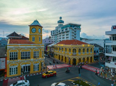 .Phuket, Tayland-Nisan 19.2023 'te Phuket' in en popüler tarihi yapısının havadan görünüşü saat kulesi Charter kavşağındaki klasik ve güzel mimari. Phuket 'te popüler bir yer..