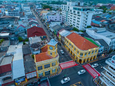 .Phuket, Tayland-Nisan 19.2023 'te Phuket' in en popüler tarihi yapısının havadan görünüşü saat kulesi Charter kavşağındaki klasik ve güzel mimari. Phuket 'te popüler bir yer..