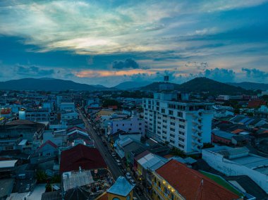 .Phuket, Tayland-Nisan 02.2023 'te Phuket şehrinin kalbinde gece atmosferi hiç uyumayan şehir Phuket' te insanlar hala geceleri Sino-Portekiz mimarisi ile selfie çekiyorlar...