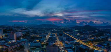 .Phuket, Tayland-Nisan 02.2023 'te Phuket şehrinin kalbinde gece atmosferi hiç uyumayan şehir Phuket' te insanlar hala geceleri Sino-Portekiz mimarisi ile selfie çekiyorlar...