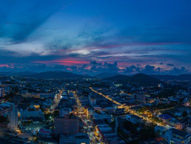 ..Hava manzarası gece Talang caddesinde ışıklar parlıyordu plaj şehri boyunca parlak renkler alacakaranlıkta güzel bir gökyüzü..