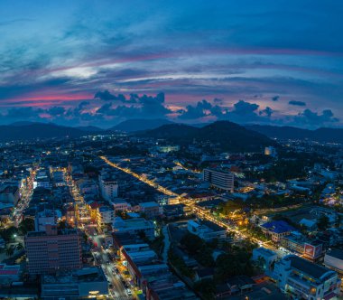..Hava manzarası gece Talang caddesinde ışıklar parlıyordu plaj şehri boyunca parlak renkler alacakaranlıkta güzel bir gökyüzü..