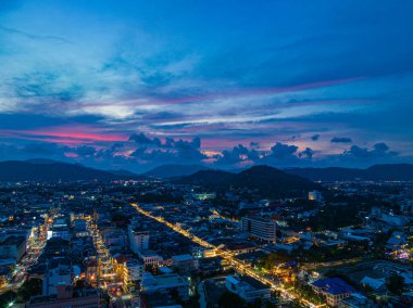 ..Hava manzarası gece Talang caddesinde ışıklar parlıyordu plaj şehri boyunca parlak renkler alacakaranlıkta güzel bir gökyüzü..