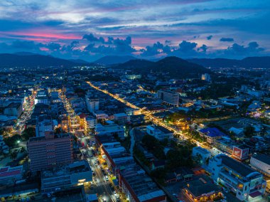 .Phuket, Tayland-Nisan 02.2023 'te Phuket şehrinin kalbinde gece atmosferi hiç uyumayan şehir Phuket' te insanlar hala geceleri Sino-Portekiz mimarisi ile selfie çekiyorlar...
