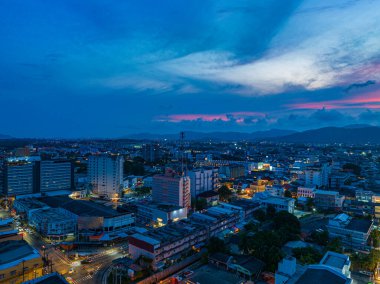 ..Hava manzarası gece Talang caddesinde ışıklar parlıyordu plaj şehri boyunca parlak renkler alacakaranlıkta güzel bir gökyüzü..