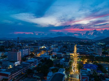 ..Hava manzarası gece Talang caddesinde ışıklar parlıyordu plaj şehri boyunca parlak renkler alacakaranlıkta güzel bir gökyüzü..