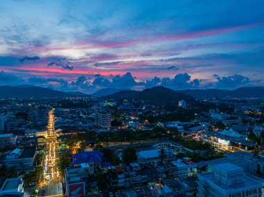 ..Hava manzarası gece Talang caddesinde ışıklar parlıyordu plaj şehri boyunca parlak renkler alacakaranlıkta güzel bir gökyüzü..